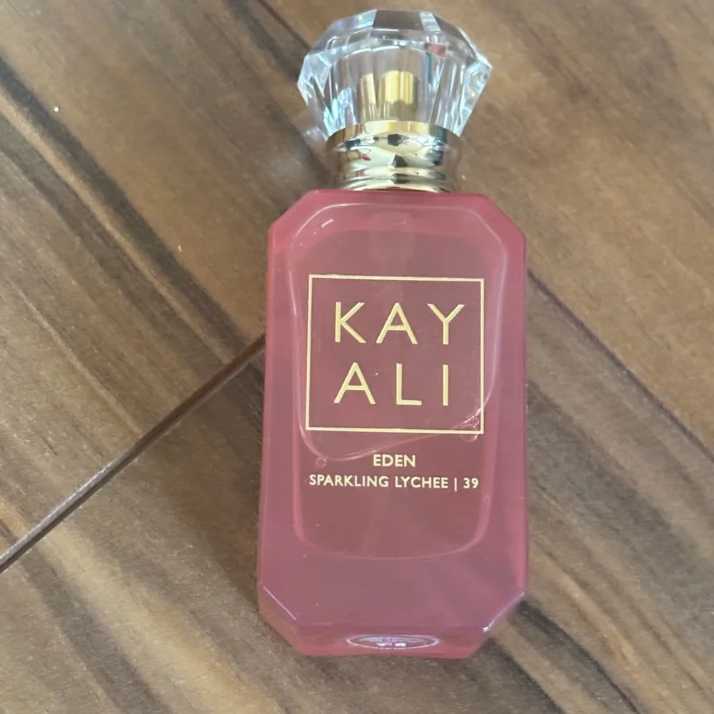 Valentine’s Day gift basket spa set edu de parfum socks nail polish face mask - Picture 7 of 16